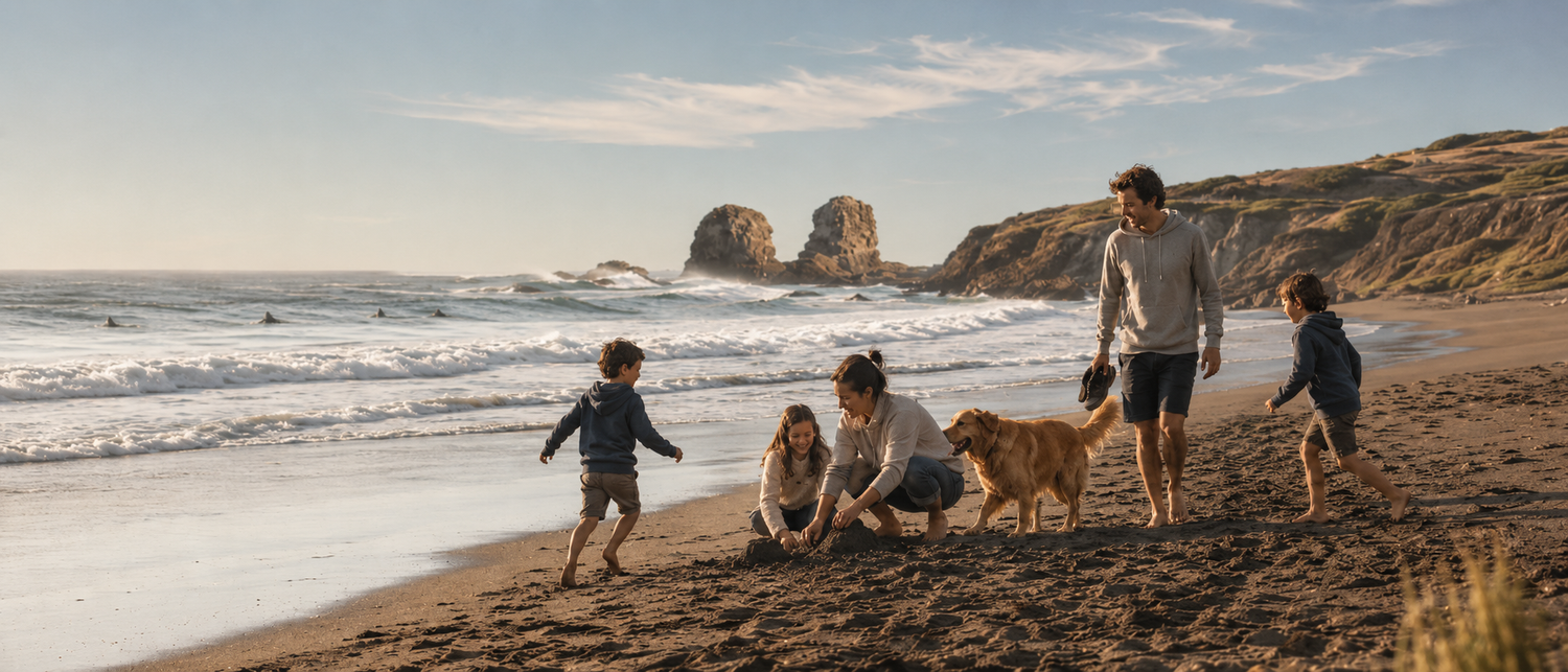 Familia con golden retriever en playa de la costa chilena — SouthBites, snacks naturales para perros